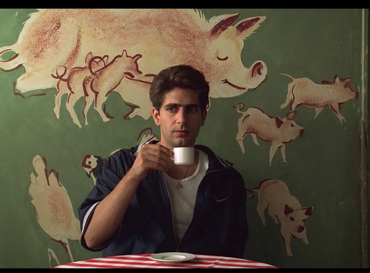 כריסטופר מולטיסנטי שותה אספרסו